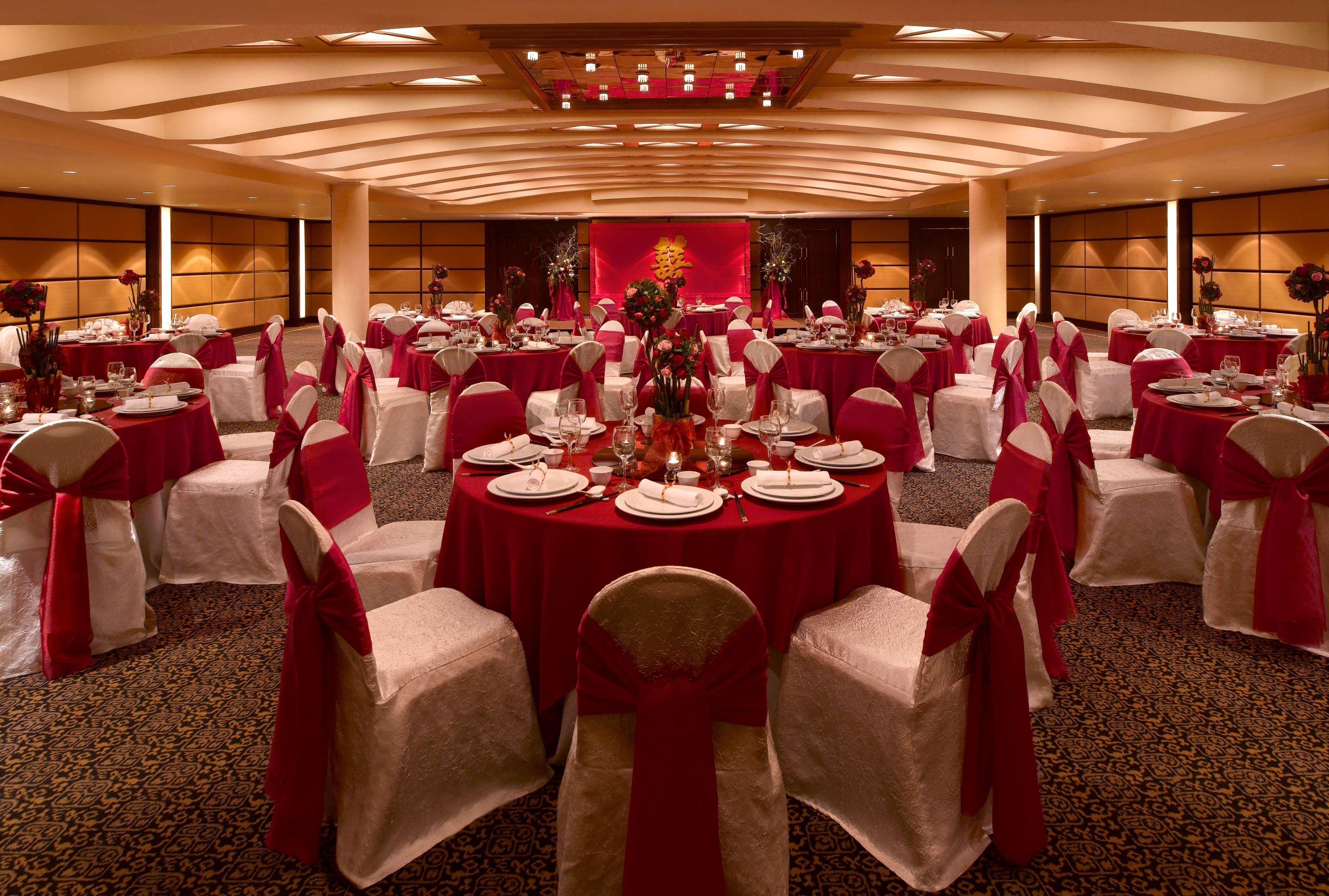 Отель Hyatt Regency Kinabalu Кота-Кинабалу Экстерьер фото A wedding reception at the Mandarin Oriental, Hong Kong