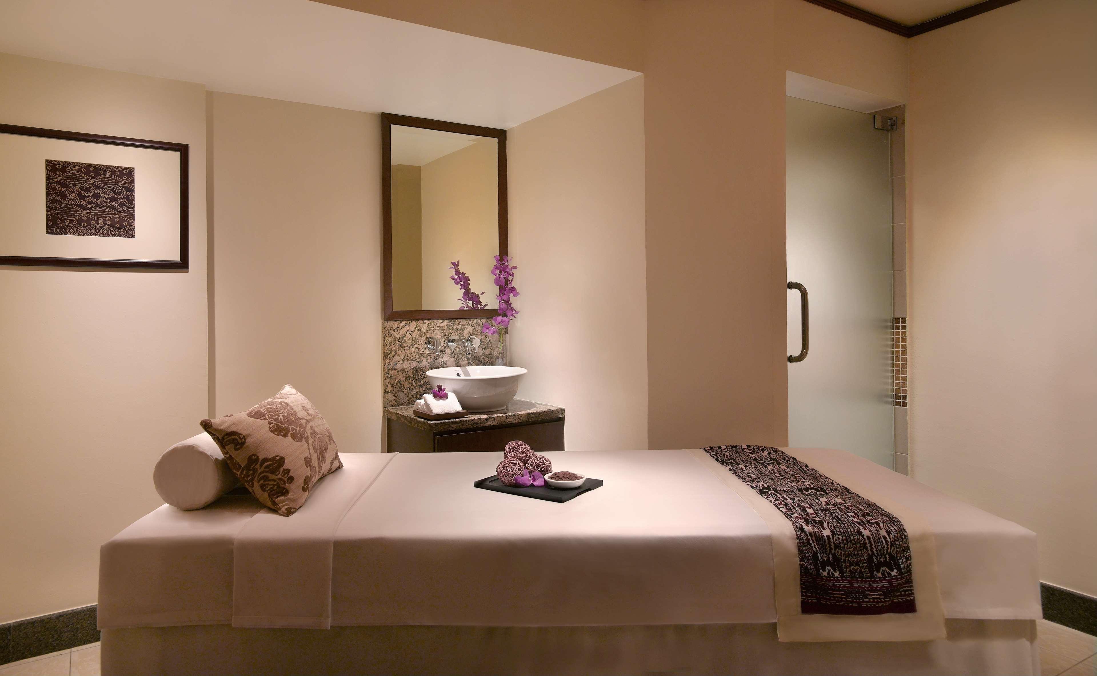 Отель Hyatt Regency Kinabalu Кота-Кинабалу Экстерьер фото A massage bed