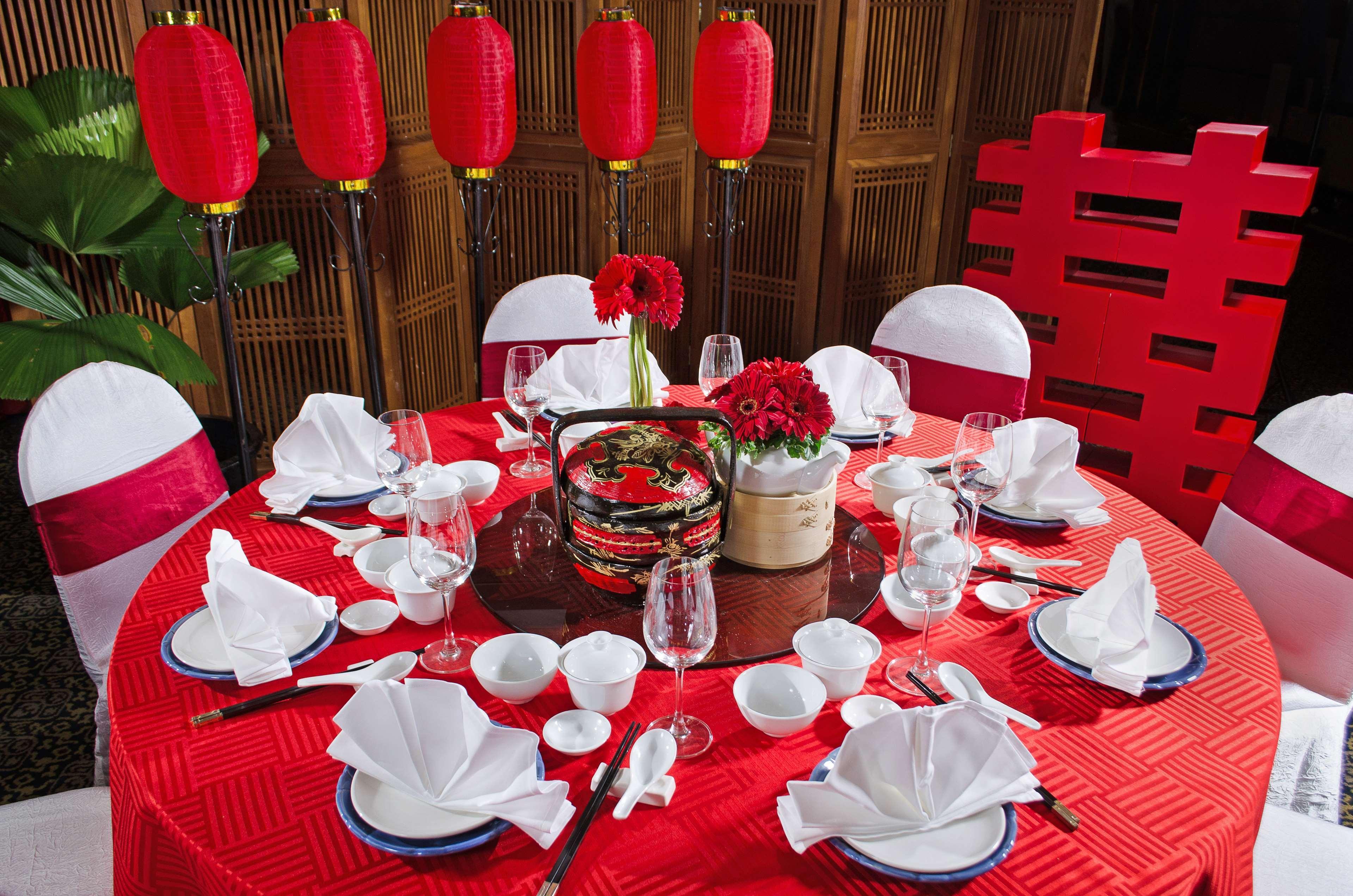 Отель Hyatt Regency Kinabalu Кота-Кинабалу Экстерьер фото A table set for a Chinese wedding banquet