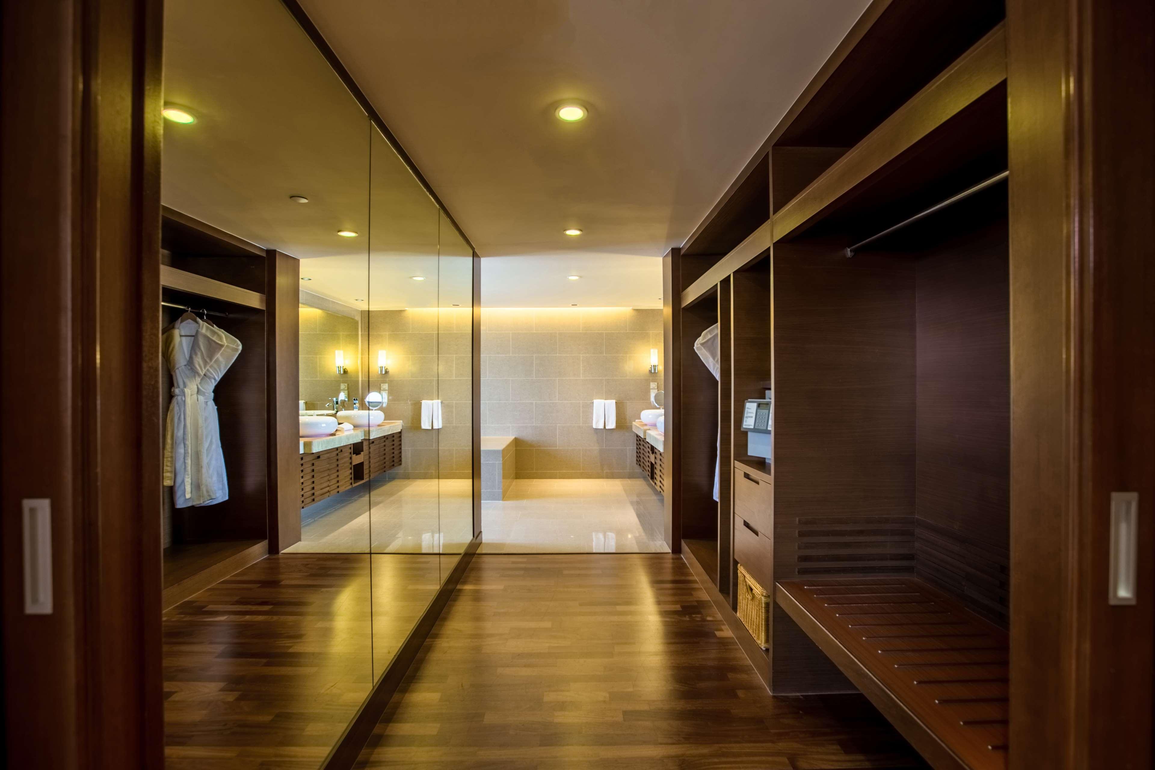 Отель Hyatt Regency Kinabalu Кота-Кинабалу Экстерьер фото A walk-in closet
